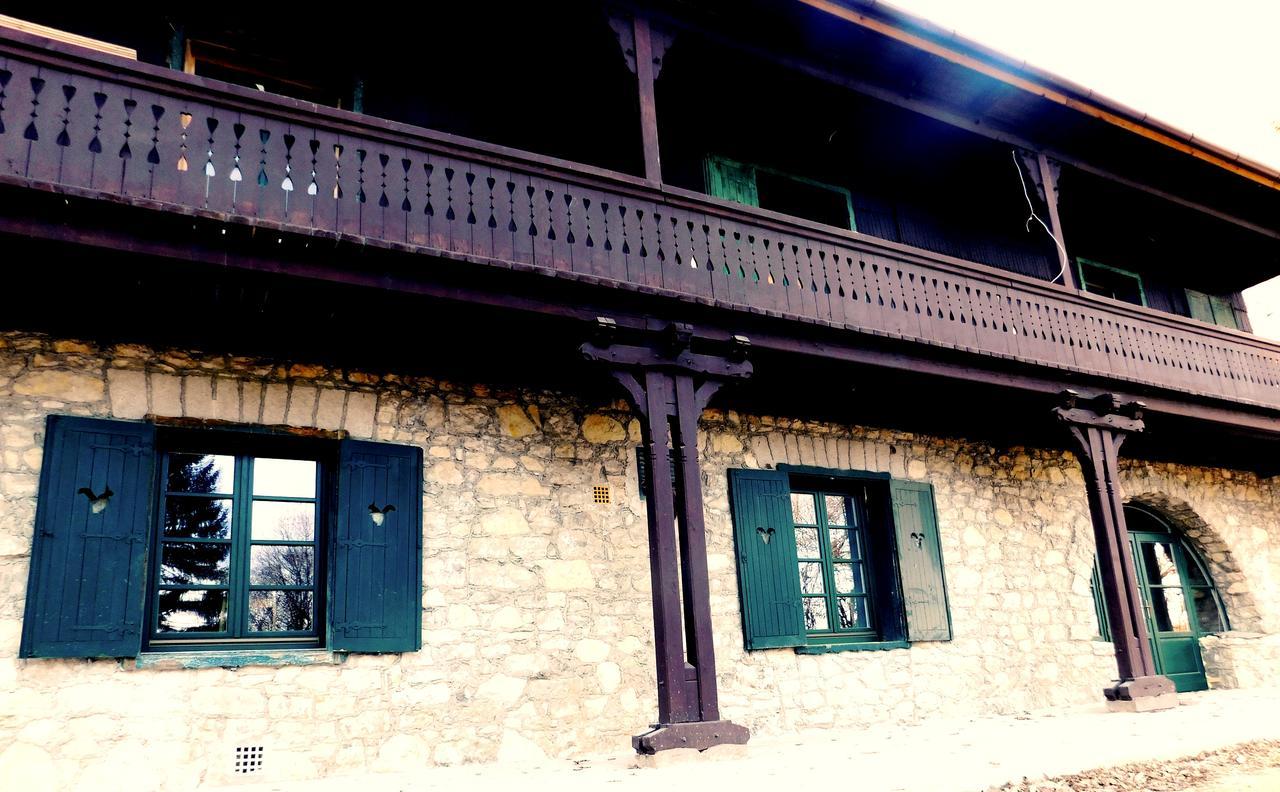 Hubertus Fogado Bed & Breakfast Csesznek ภายนอก รูปภาพ