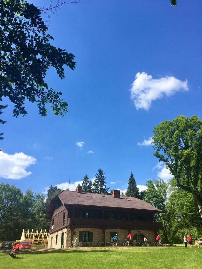 Hubertus Fogado Bed & Breakfast Csesznek ภายนอก รูปภาพ